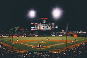 LDSports乐动-字母哥伦敦封神！回归首秀破纪录，斯坦福桥切尔西观众沸腾
